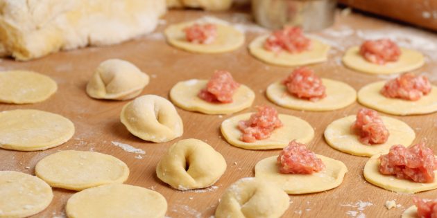 Тесто для пельменей на молоке и воде с яйцом