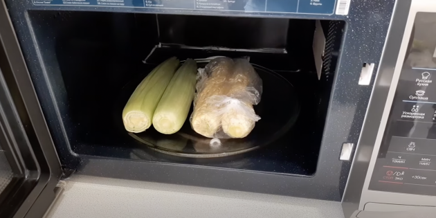 Как варить кукурузу в микроволновке: положите початки в полиэтиленовый пакет