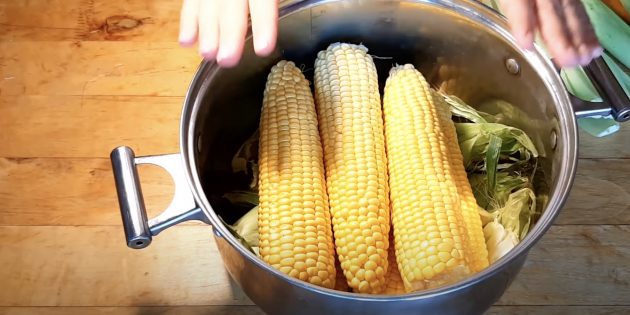 Выложите кукурузу на подушку из листьев