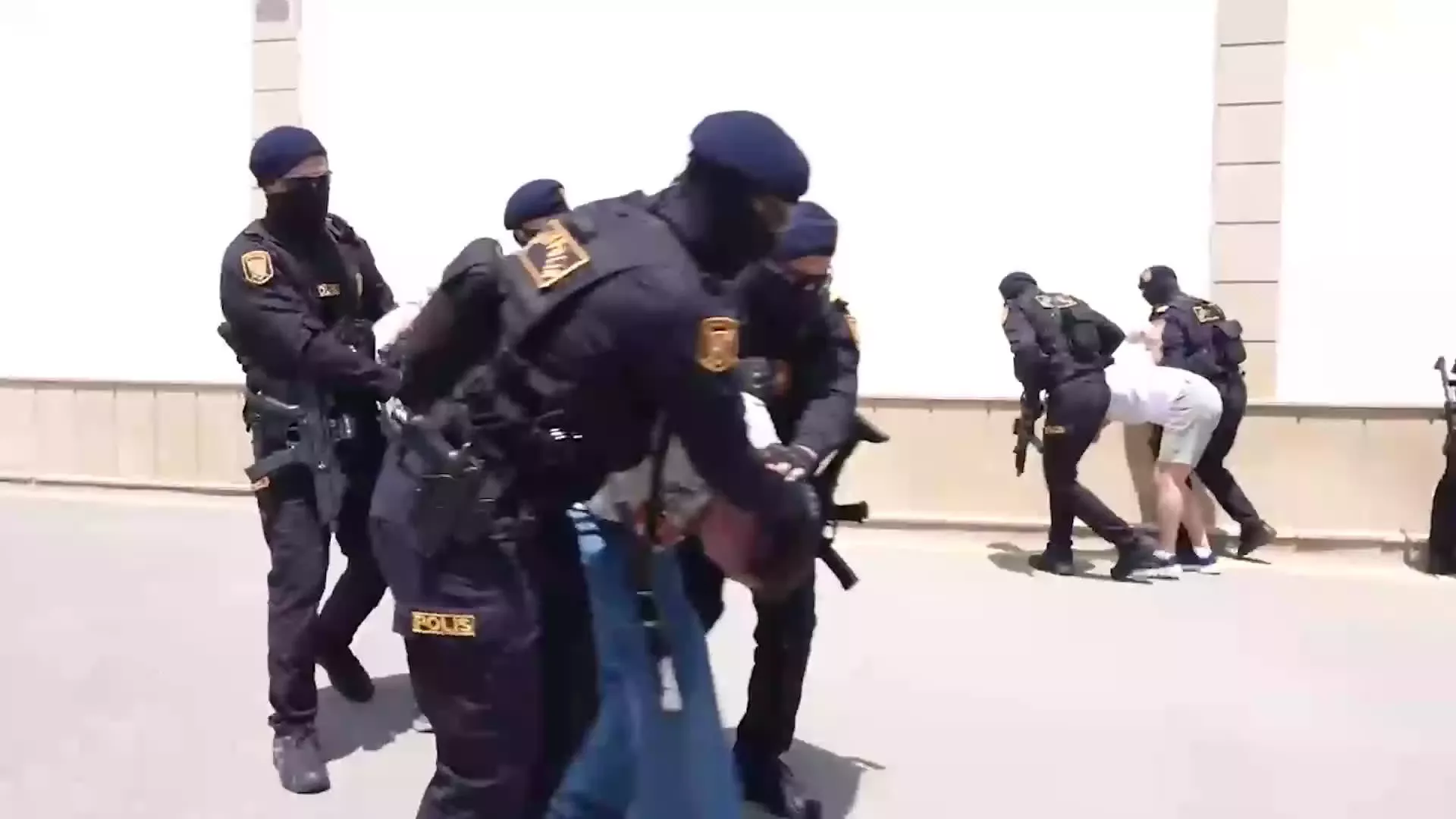 Полиция Азербайджана ловит, подкидывает наркотики и избивает россиян