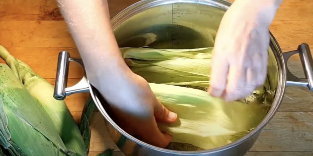 Выложите листья на дно кастрюли