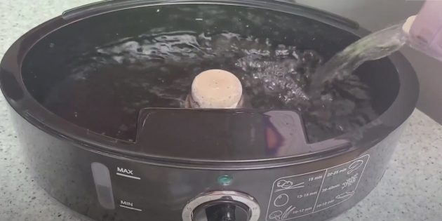 Как варить кукурузу в пароварке: в нижний отсек пароварки налейте воды до максимальной отметки