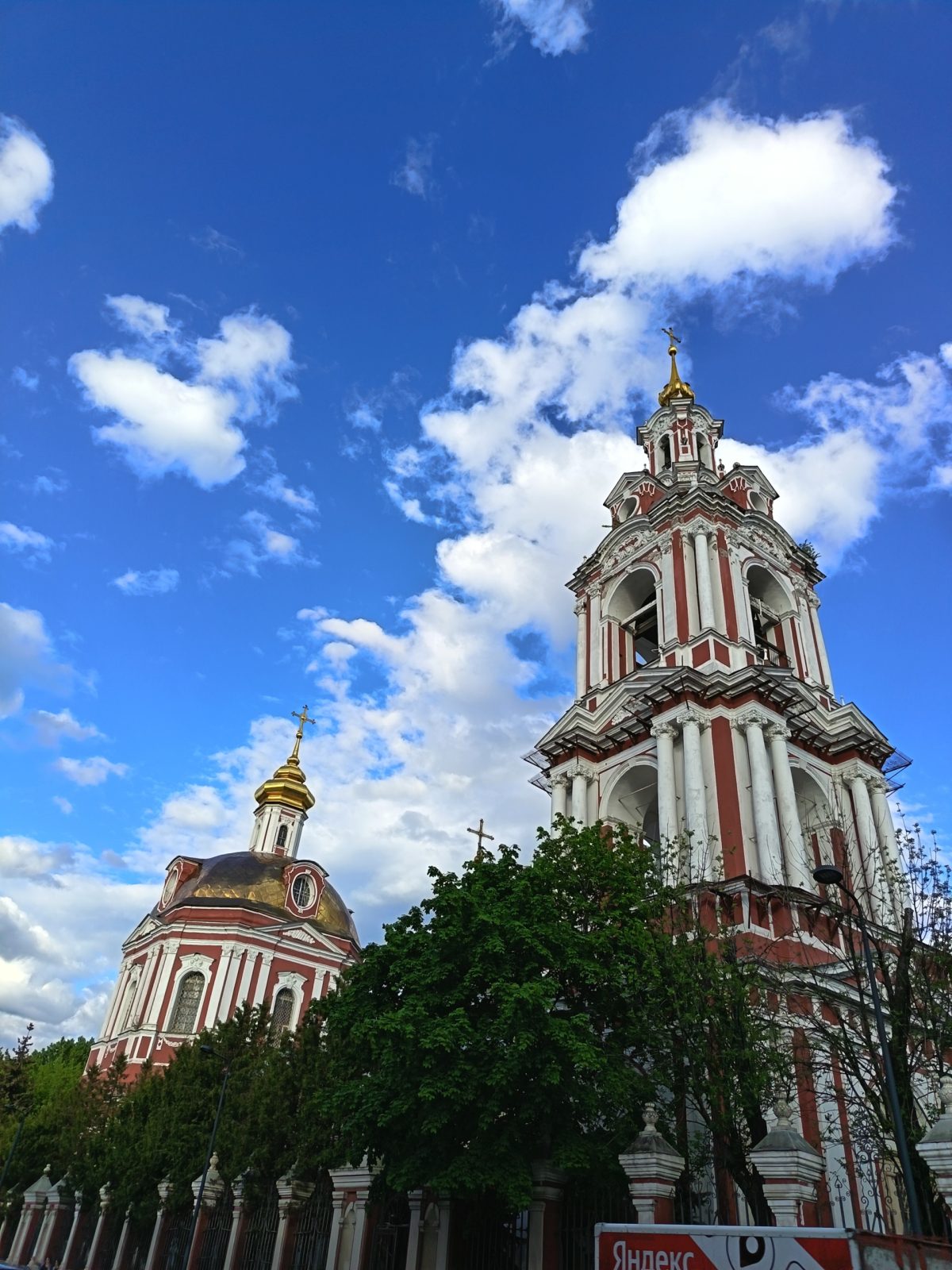 Обзор Honor 400 Lite — доступного и тонкого смартфона, на котором удивительно комфортно играть Обзор Honor 400 Lite — доступного и тонкого смартфона, на котором удивительно комфортно играть