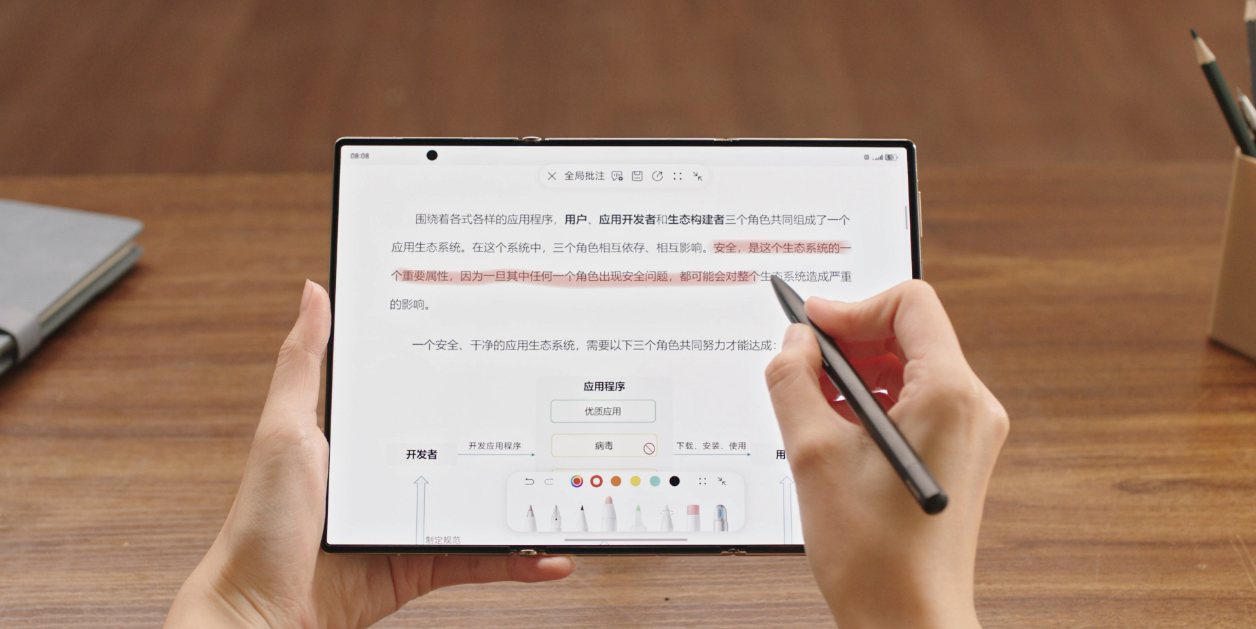Huawei представила Mate XTs — новую версию своей «трикладушки»