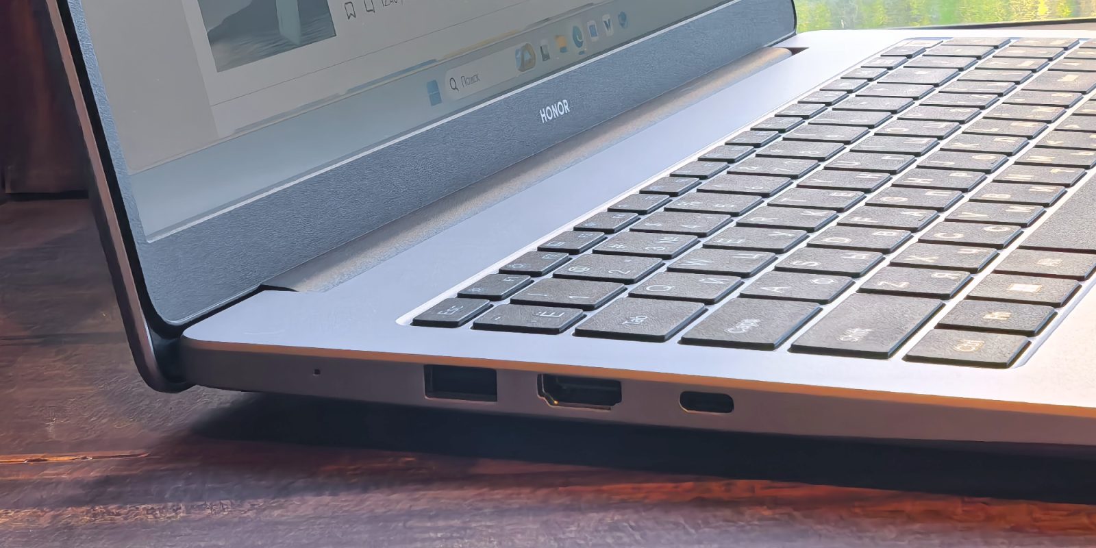 Обзор Honor MagicBook X16 AMD 2025 — бюджетного офисного ноутбука, на котором можно играть Обзор Honor MagicBook X16 AMD 2025 — бюджетного офисного ноутбука, на котором можно играть