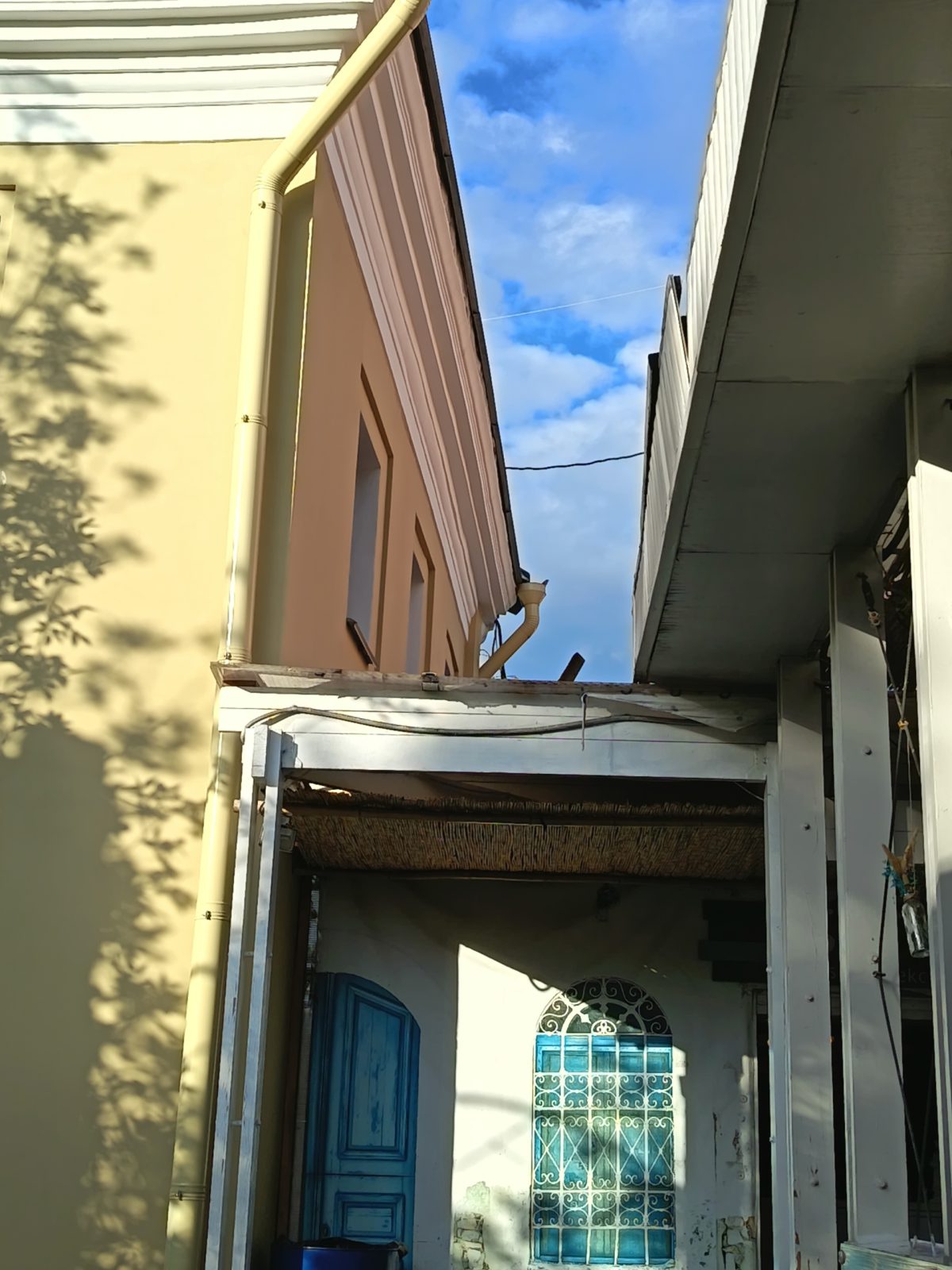 Обзор Honor 400 Lite — доступного и тонкого смартфона, на котором удивительно комфортно играть Обзор Honor 400 Lite — доступного и тонкого смартфона, на котором удивительно комфортно играть