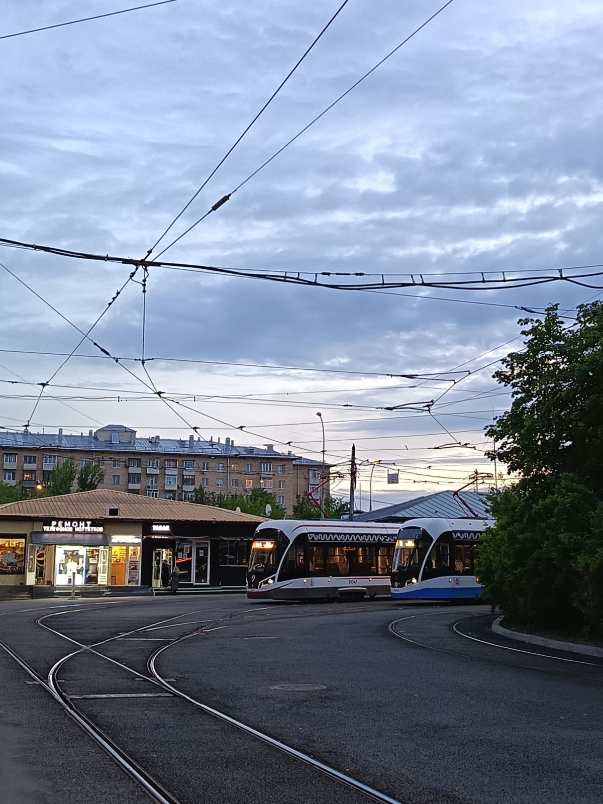 Обзор Honor 400 Lite — доступного и тонкого смартфона, на котором удивительно комфортно играть Обзор Honor 400 Lite — доступного и тонкого смартфона, на котором удивительно комфортно играть