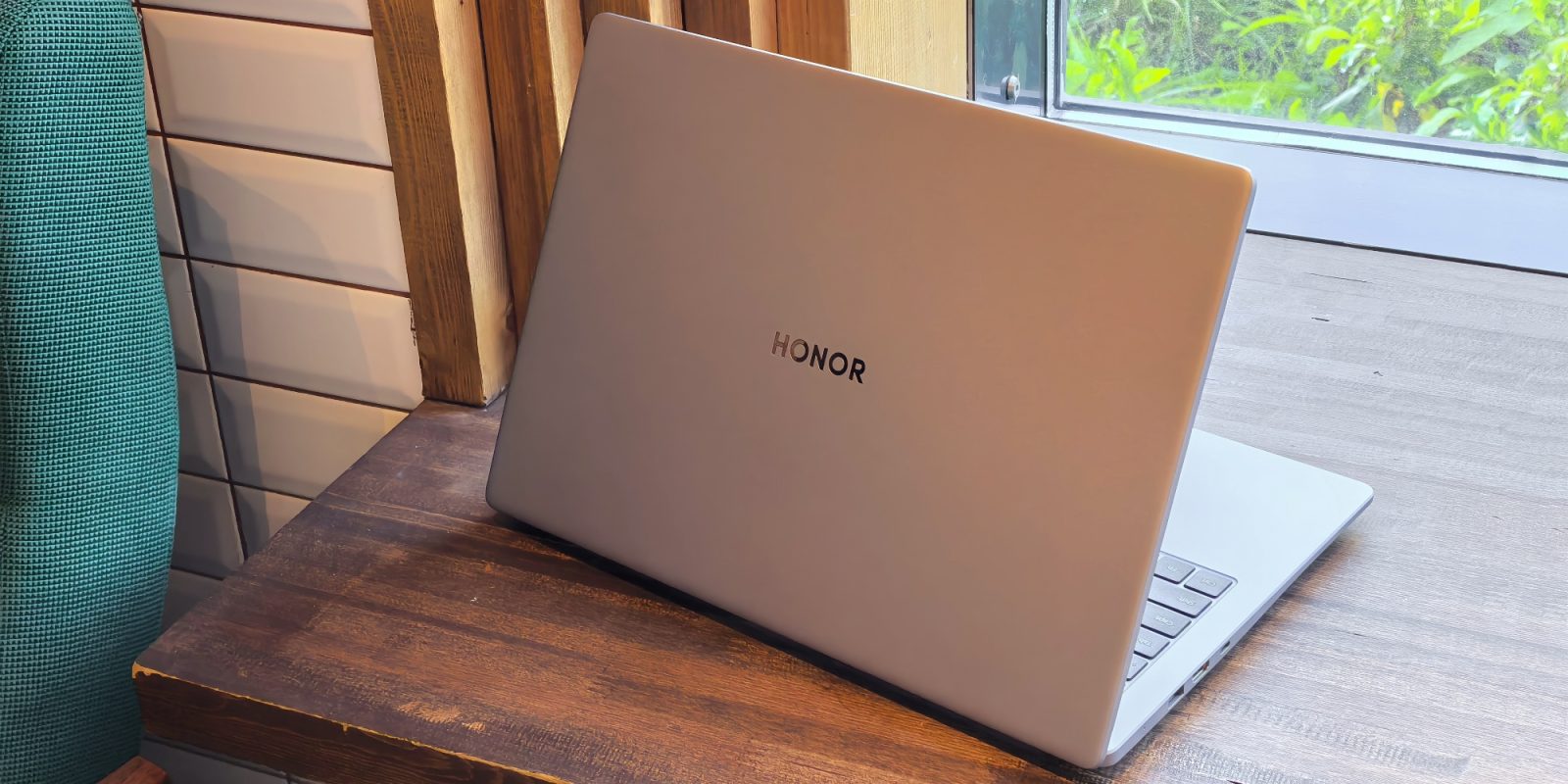 Обзор Honor MagicBook X16 AMD 2025 — бюджетного офисного ноутбука, на котором можно играть Обзор Honor MagicBook X16 AMD 2025 — бюджетного офисного ноутбука, на котором можно играть