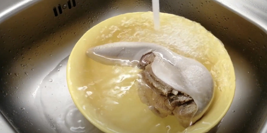 Как и сколько варить говяжий язык Как и сколько варить говяжий язык