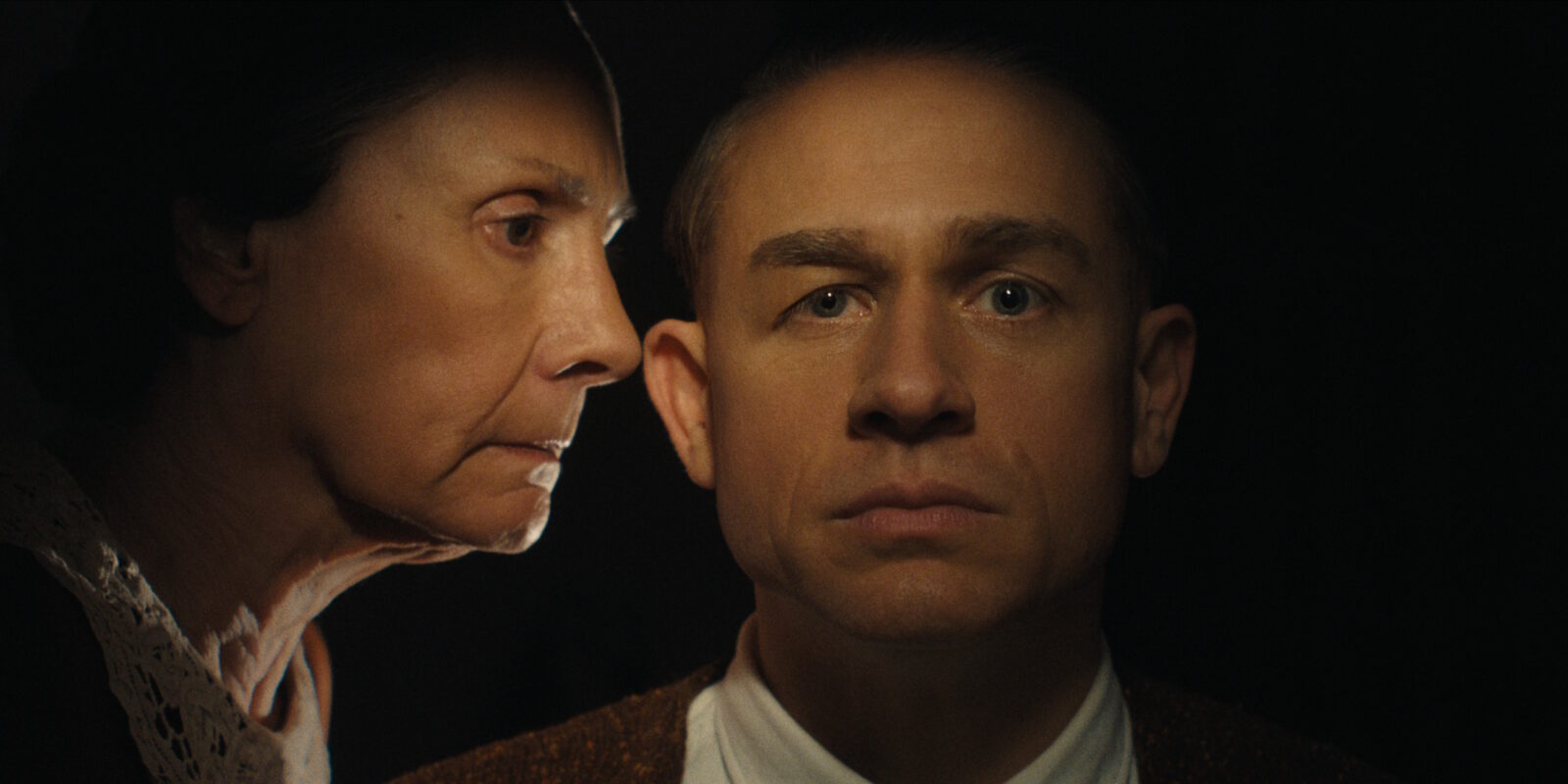 «Монстр: История Эда Гина» с Чарли Ханнэмом — сериал про маньяка, ставшего поп-культурным идолом «Монстр: История Эда Гина» с Чарли Ханнэмом — сериал про маньяка, ставшего поп-культурным идолом