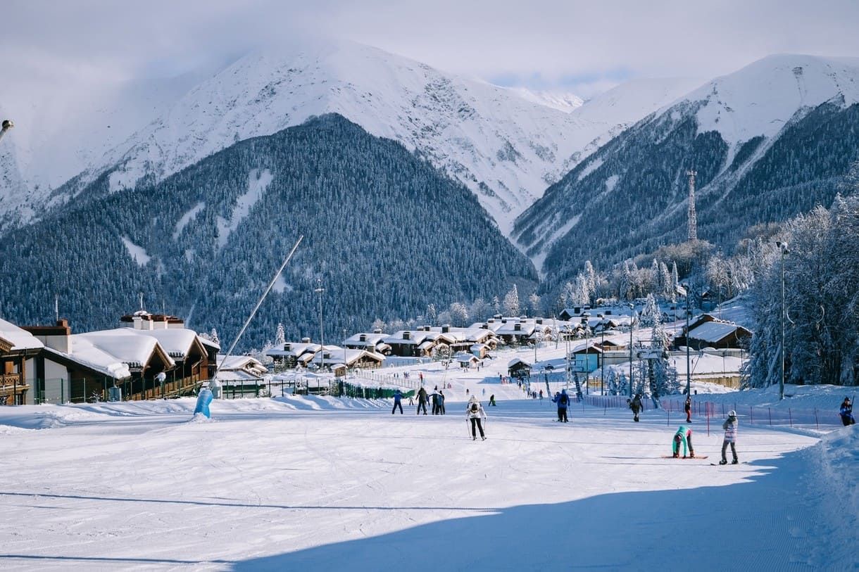 Горнолыжные курорты России: ТОП-12 мест для катания в сезоне 2025/26