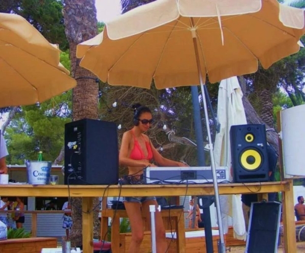 Девушки откровенно рассказали, как в отпуске переспали с незнакомцами под носом у своих парней Девушки откровенно рассказали, как в отпуске переспали с незнакомцами под носом у своих парней