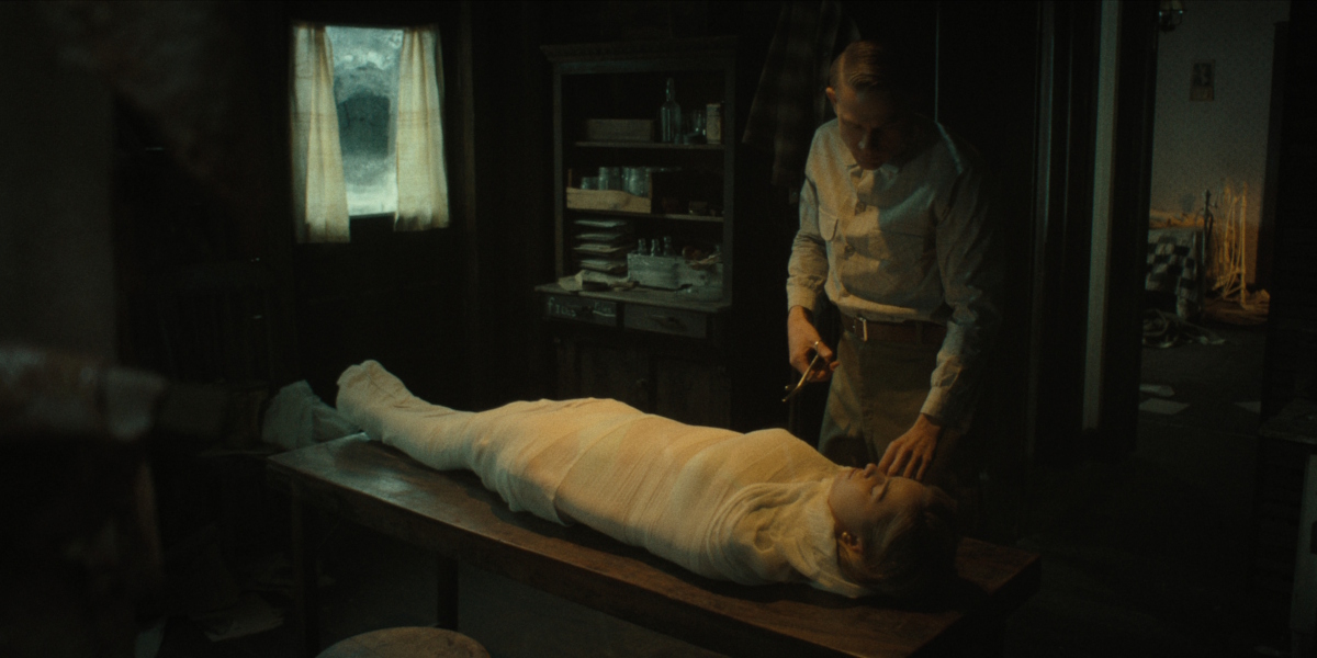 «Монстр: История Эда Гина» с Чарли Ханнэмом — сериал про маньяка, ставшего поп-культурным идолом «Монстр: История Эда Гина» с Чарли Ханнэмом — сериал про маньяка, ставшего поп-культурным идолом